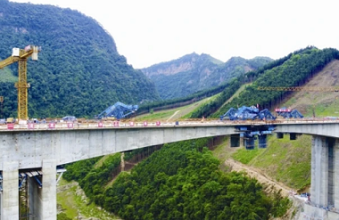 Nandan-Tian'e Expressway completes construction