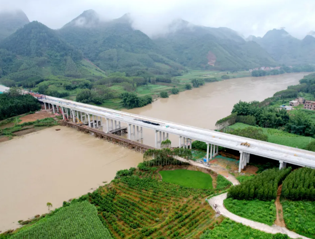Completion of Longjiang Bridge marks milestone of Yizhou West Expressway 