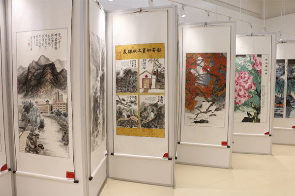 Du'an hosts calligraphy, painting, photography exhibition