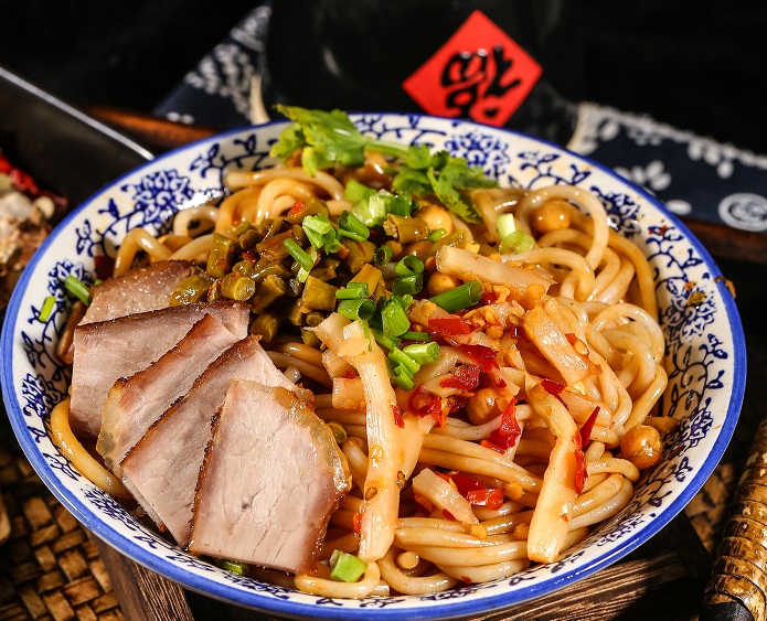 Guilin rice noodles hit on streets of Paris 