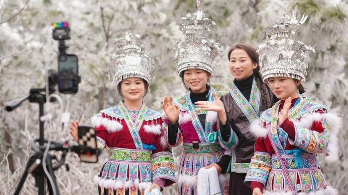 Miao villagers present snow wonderland via livestreaming