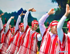 People from ASEAN countries dressed in traditioinal costumes at 15th China-ASEAN Expo