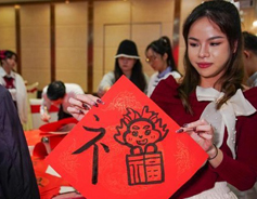 Overseas students experience Spring Festival customs in Nanning