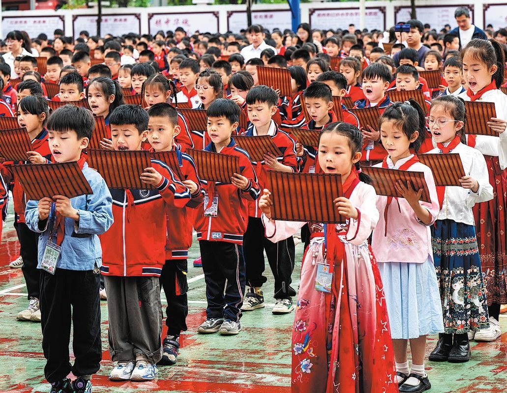 Chinese people read more last year, poll finds