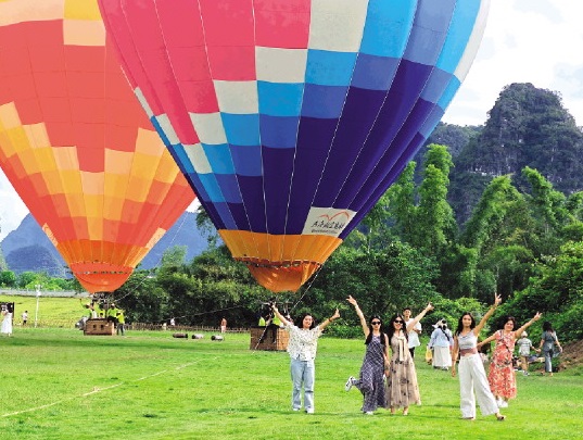 Yangshuo's low-altitude tourism takes off