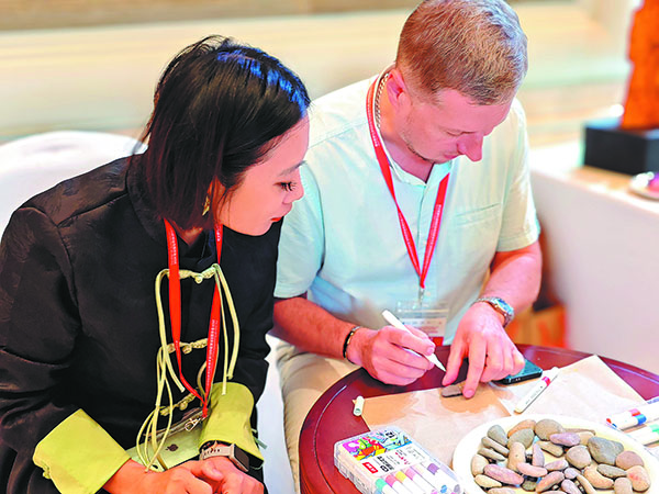 UN tourism forum attracts visitors to try local handcrafting activities