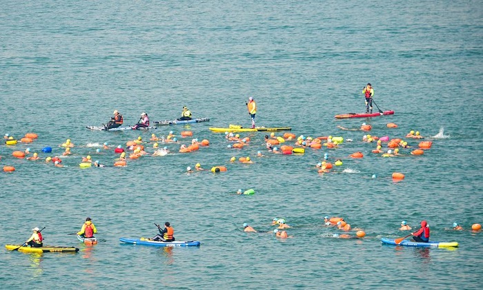 Swimmers brave chilly waters in Nanning for new year