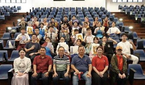 Chinese-ASEAN youth delegation visits Malaysia high school