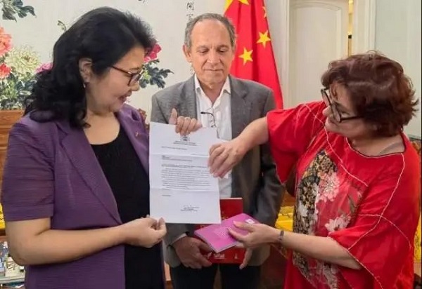 Yan Yuqing (L), Chinese consul general in Recife, receives a copy of the bill to establish Chinese New Year as an official festival in the city on Nov 7..jpg