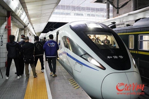 The high-speed train from Guangzhou East Station to Hong Kong West Kowloon Station runs on the China Railway High-speed Train underframe.jpg