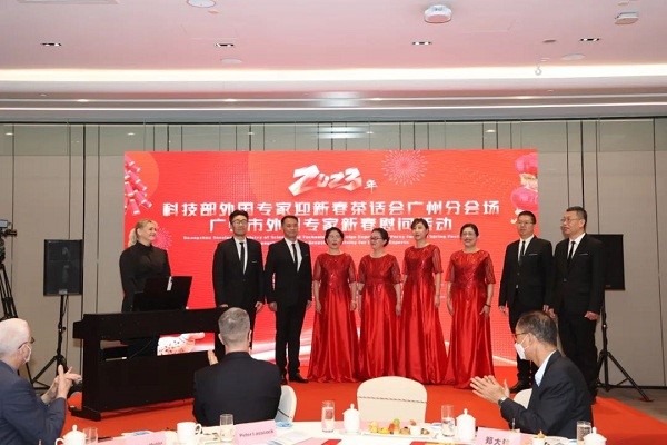 A choir consisting of representatives from the Guangdong and Guangzhou foreign expert management departments sing.jpg