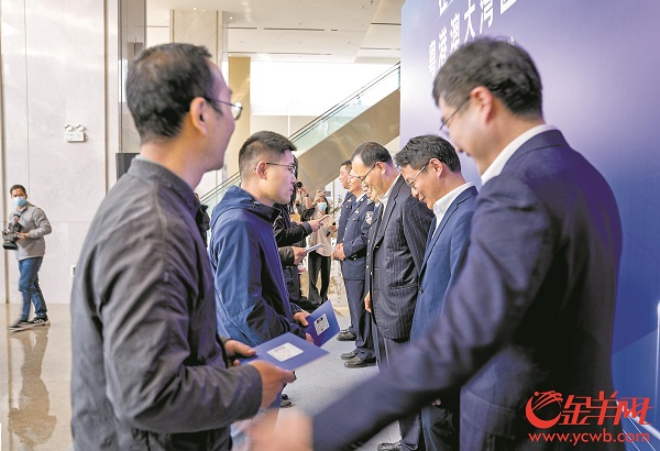 Six scientific research talents from Guangzhou were issued the first batch of talent endorsements to travel to and from Hong Kong and Macao at the same day.。.jpg