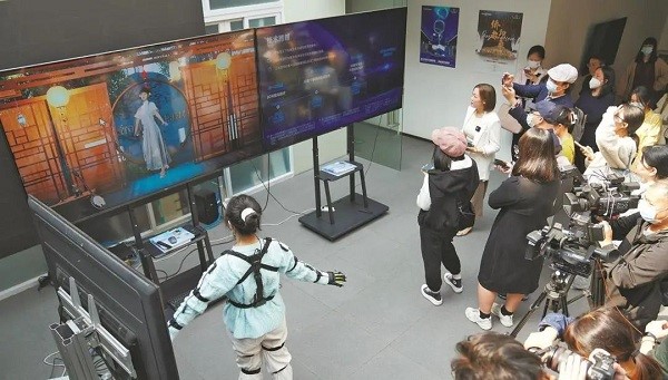Guangzhou Frontop Digital Creative Technology shows the research team a virtual.jpg