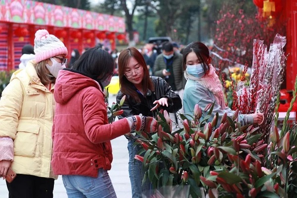 People enjoy the flowers..jpg