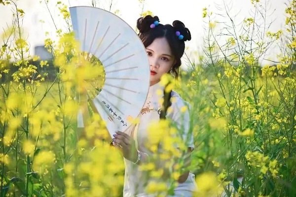 A girl poses for a nice photo with a fan..jpg