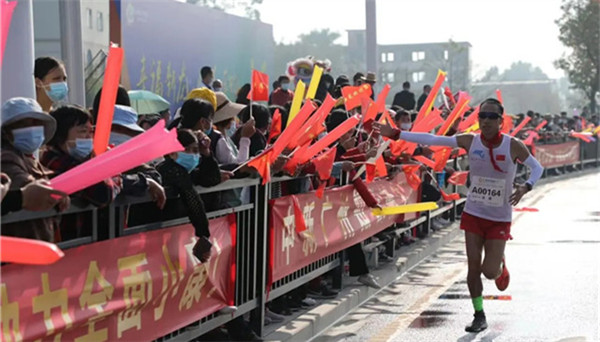 Enthusiastic cheers raise smiles at Huangpu Marathon
