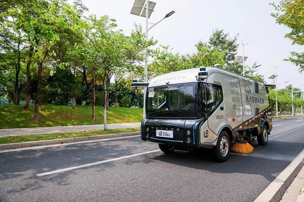 Unmanned sanitation vehicles wash the roads..jpg