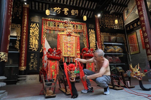 The villagers place the dragon head and dragon tail in the ancestral hall for worship, and they will only invite them out to be embedded in the dragon boat before the Dragon Boat Festival..jpg