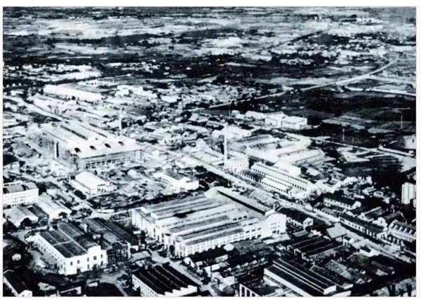 A full view of Industrial Avenue in Guangzhou in 1952.jpg