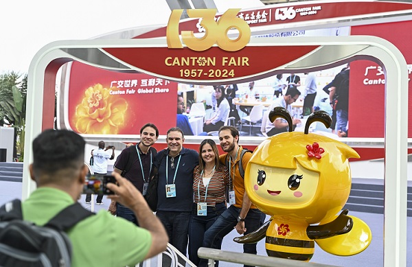 High-tech goods prove popular at Canton Fair