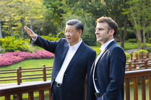 Xi holds an informal meeting with Macron in Guangzhou