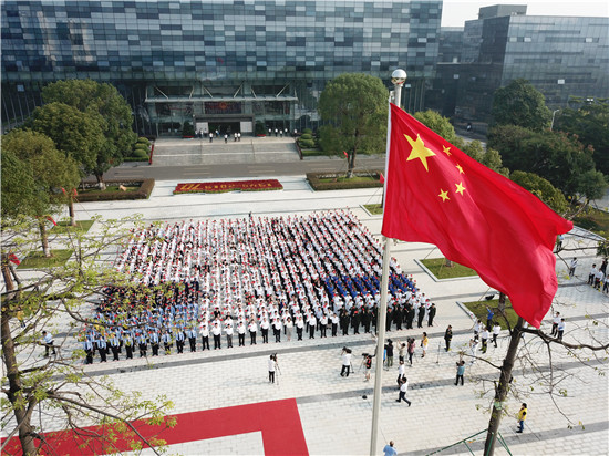 2、2019年9月29日上午，南沙区在区行政中心举行庆祝中华人民共和国成立70周年升旗仪式。.jpg