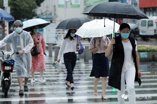 南沙市民雨衣.jpg