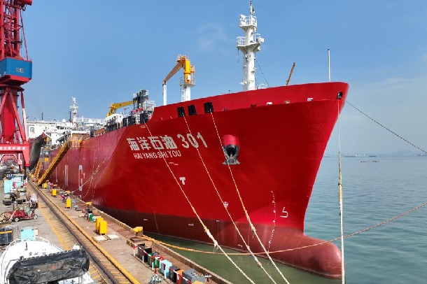 Huge LNG refueling vessel delivered in Guangzhou