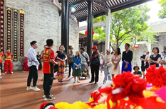 Expats experience lion dance in Tianhe