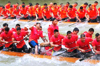 Dragon boat races bring excitement to Tianhe