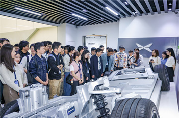 HK, Macao students visit Guangzhou's Tianhe district