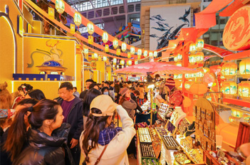 Tianhe Road Business Circle sees tourist boom during holiday