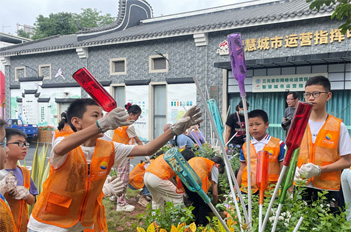 Children help construct new garden in Guangzhou