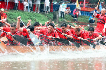 Dragon boats bring thrills to Tianhe