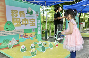 Children embrace folk culture at Tianhe park