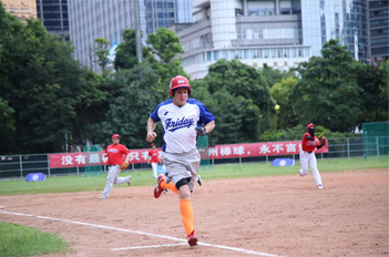 Slo-pitch softball competition adds to Tianhe's sports vibes