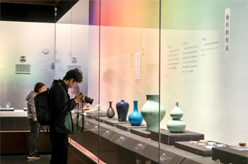 Explore exquisite glazed porcelain at Tianhe museum