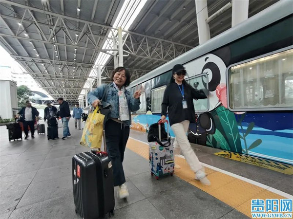 Guiyang launches direct tourist train to Vientiane