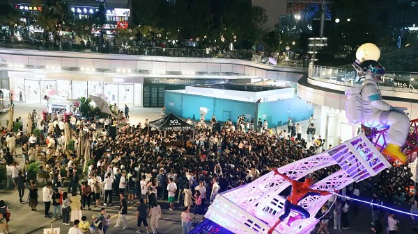 Street concert in Guanshanhu takes on a journey of romance