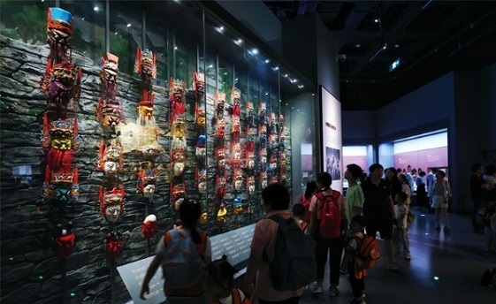 Guizhou Provincial Museum welcomes crowds of visitors in summer 