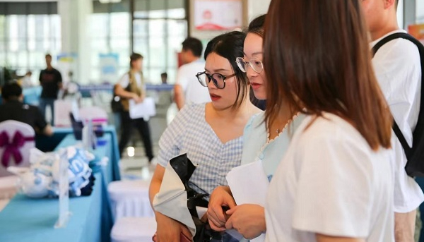 Job fair in Shuanglong zone offers 568 positions