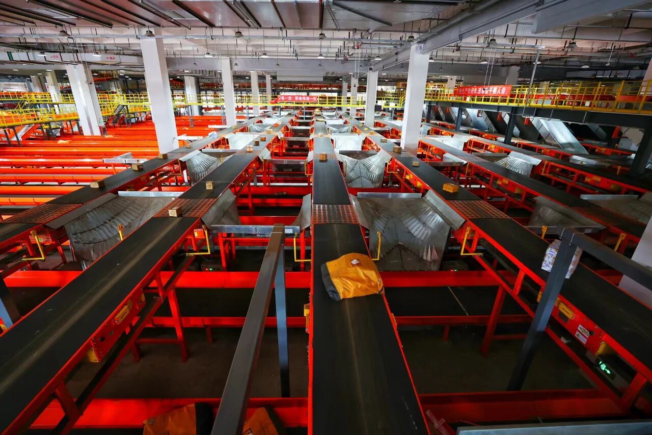 Shuanglong economic zone strengthens logistics industry