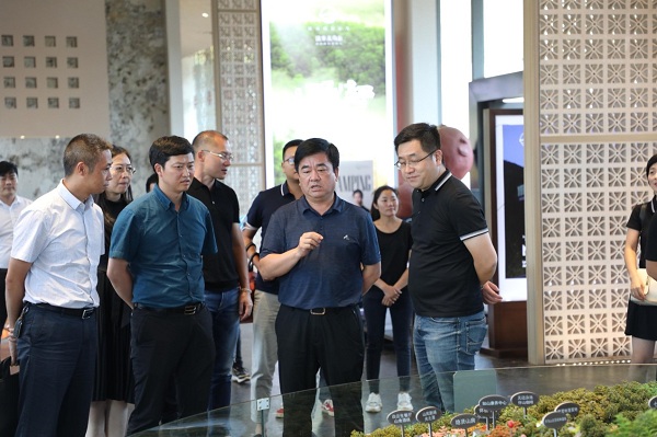 Xiuwen officials go to Kunming for investment promotion 
