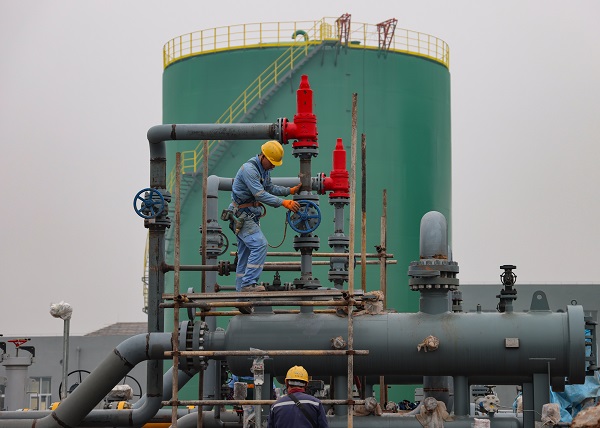 443255-1月13日，工人在贵州省正安县安场镇页岩气LNG储配库工作。.jpg