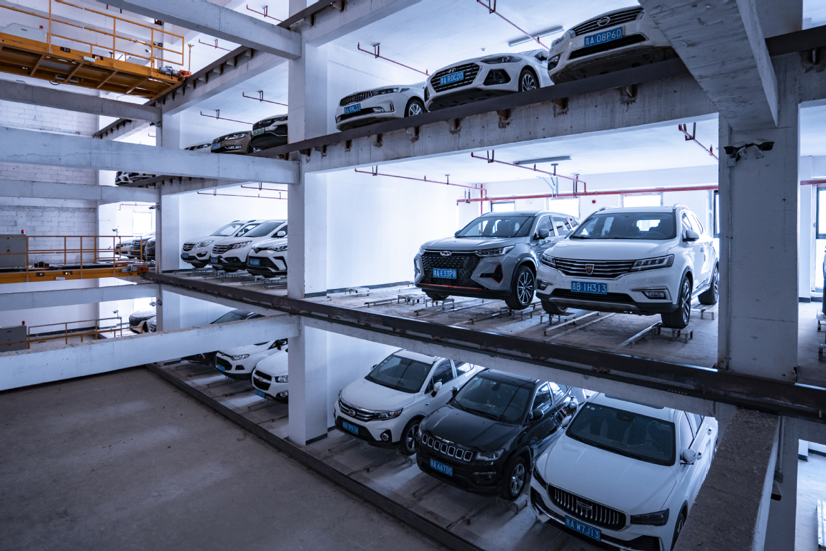 A smart, vertical parking lot in Guiyang, Guizhou province helps drivers park their vehicles automatically, saving space and improving efficiency. [PHOTO/CHINA DAILY]