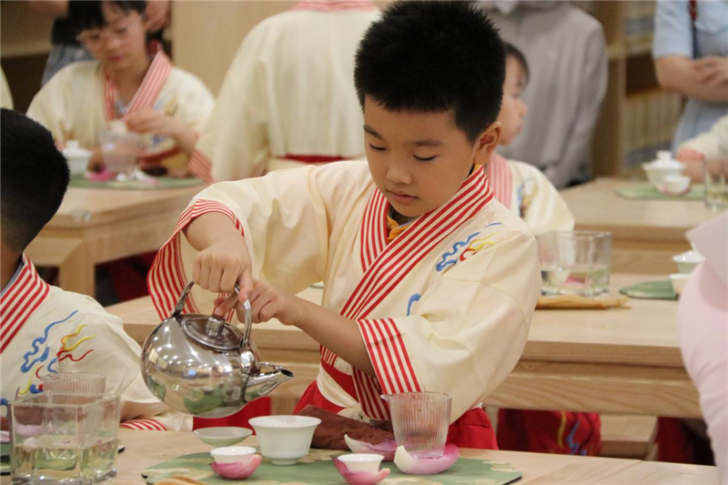 Tea-culture activity enriches children's summer lives