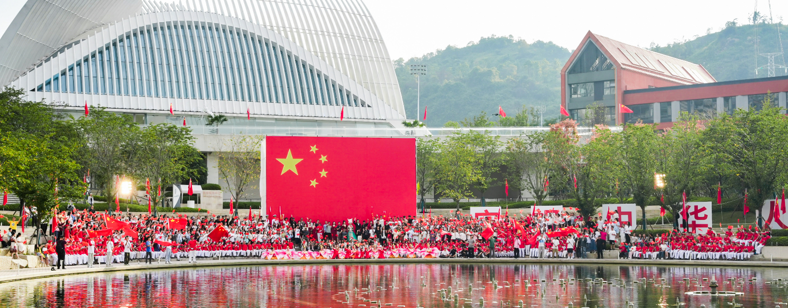 Thousands sing in unison to fete National Day in Guiyang