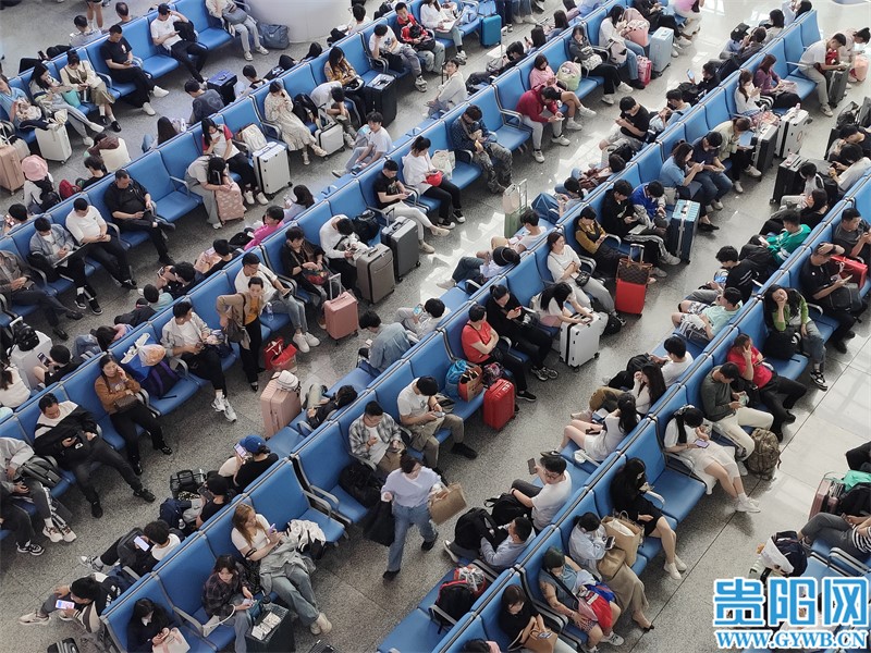 Guiyang railway stations transport record-high passengers during holiday
