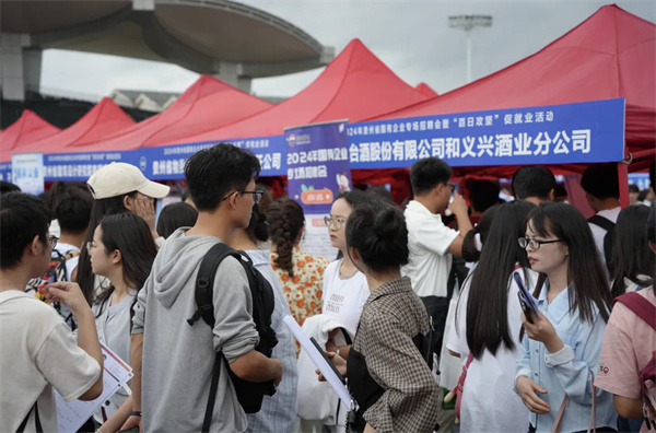 Guizhou holds large job fair with over 8,000 graduates participating