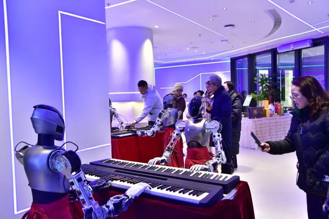 World's first robot 6S store opens in Guiyang